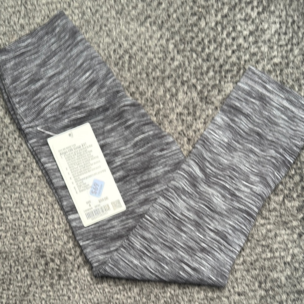 BNWT Lululemon Align Crop *21"
Wee Are From Space Dark Carbon Ice Grey